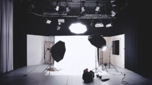 Read more about the article Nowoczesne Studio Fotograficzne: Lampy Akumulatorowe, które Odmieniają Każde Ujęcie